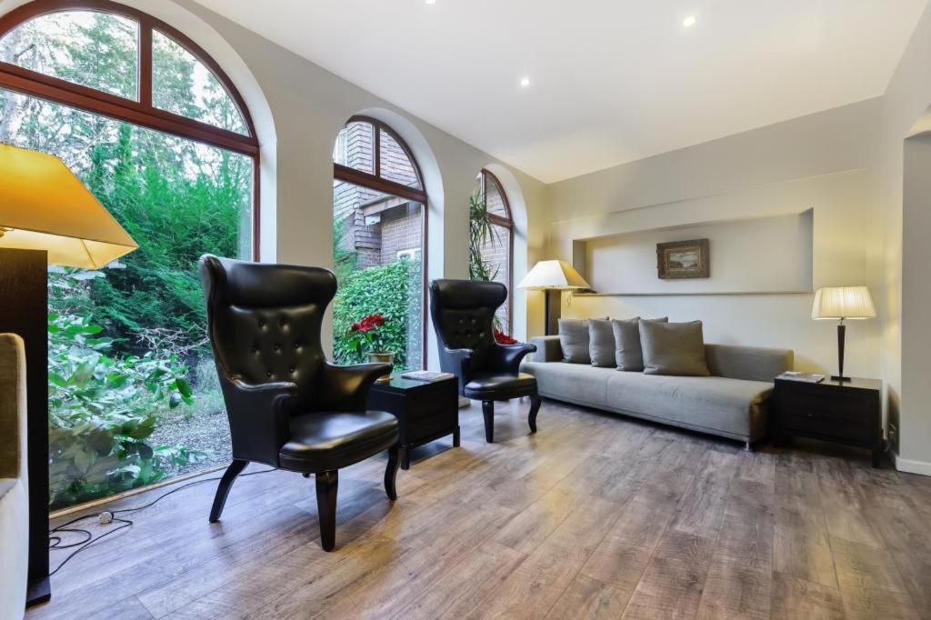 Coach House Βίλα Γουόκινγκ Εξωτερικό φωτογραφία