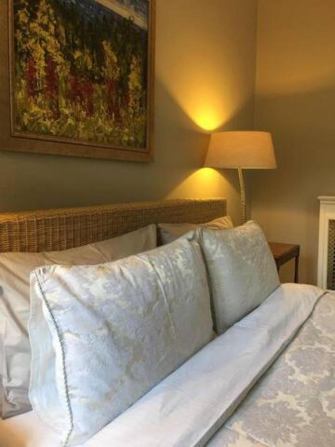 Coach House Βίλα Γουόκινγκ Εξωτερικό φωτογραφία
