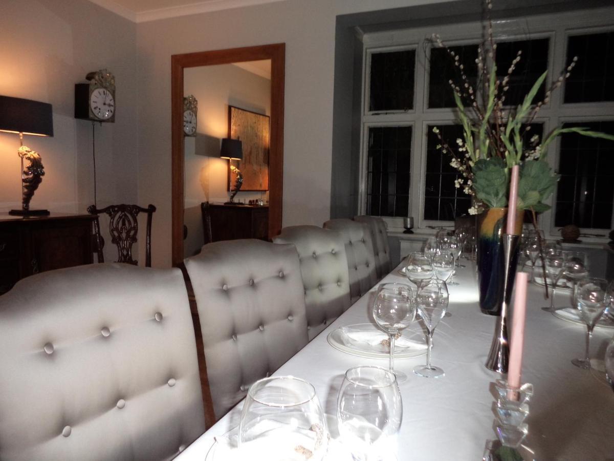 Coach House Βίλα Γουόκινγκ Εξωτερικό φωτογραφία