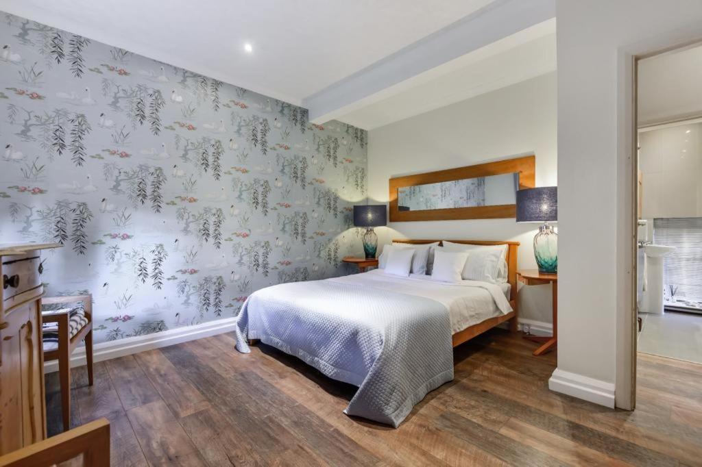 Coach House Βίλα Γουόκινγκ Εξωτερικό φωτογραφία