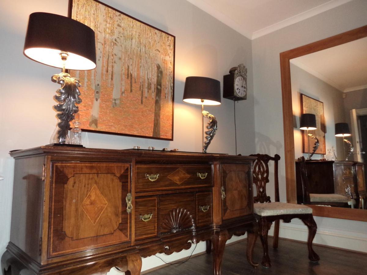 Coach House Βίλα Γουόκινγκ Εξωτερικό φωτογραφία