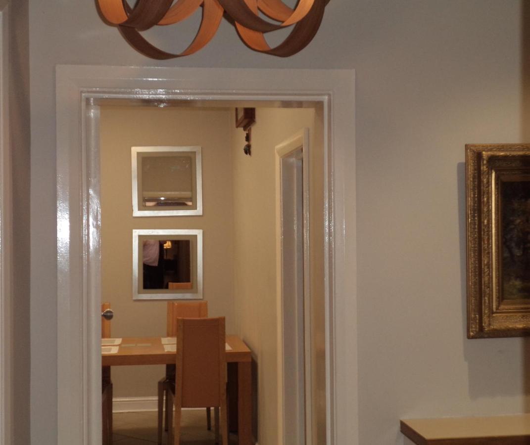 Coach House Βίλα Γουόκινγκ Εξωτερικό φωτογραφία