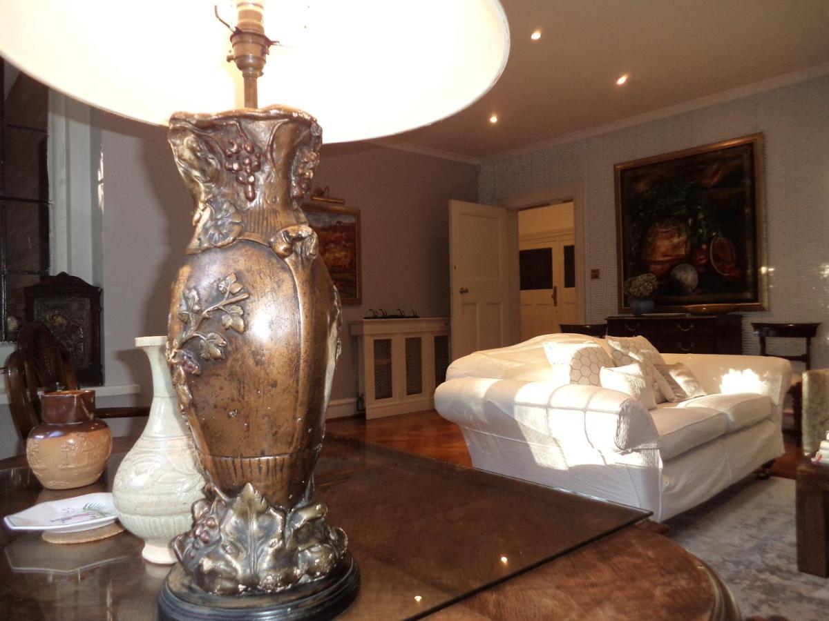 Coach House Βίλα Γουόκινγκ Εξωτερικό φωτογραφία