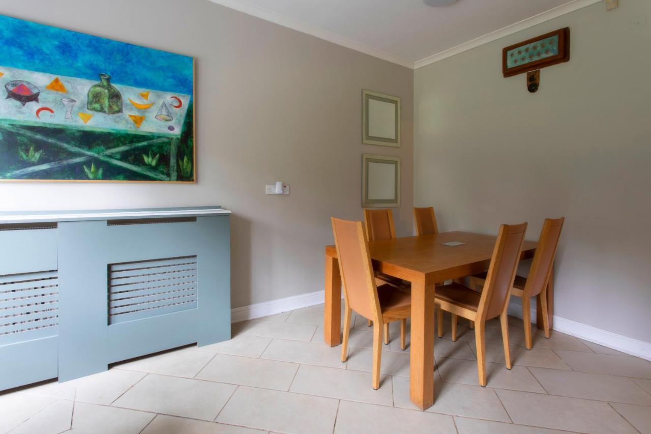 Coach House Βίλα Γουόκινγκ Εξωτερικό φωτογραφία