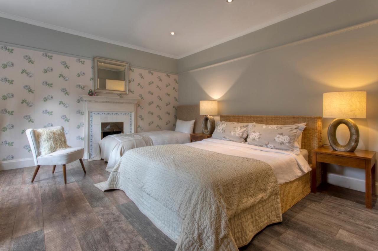 Coach House Βίλα Γουόκινγκ Εξωτερικό φωτογραφία