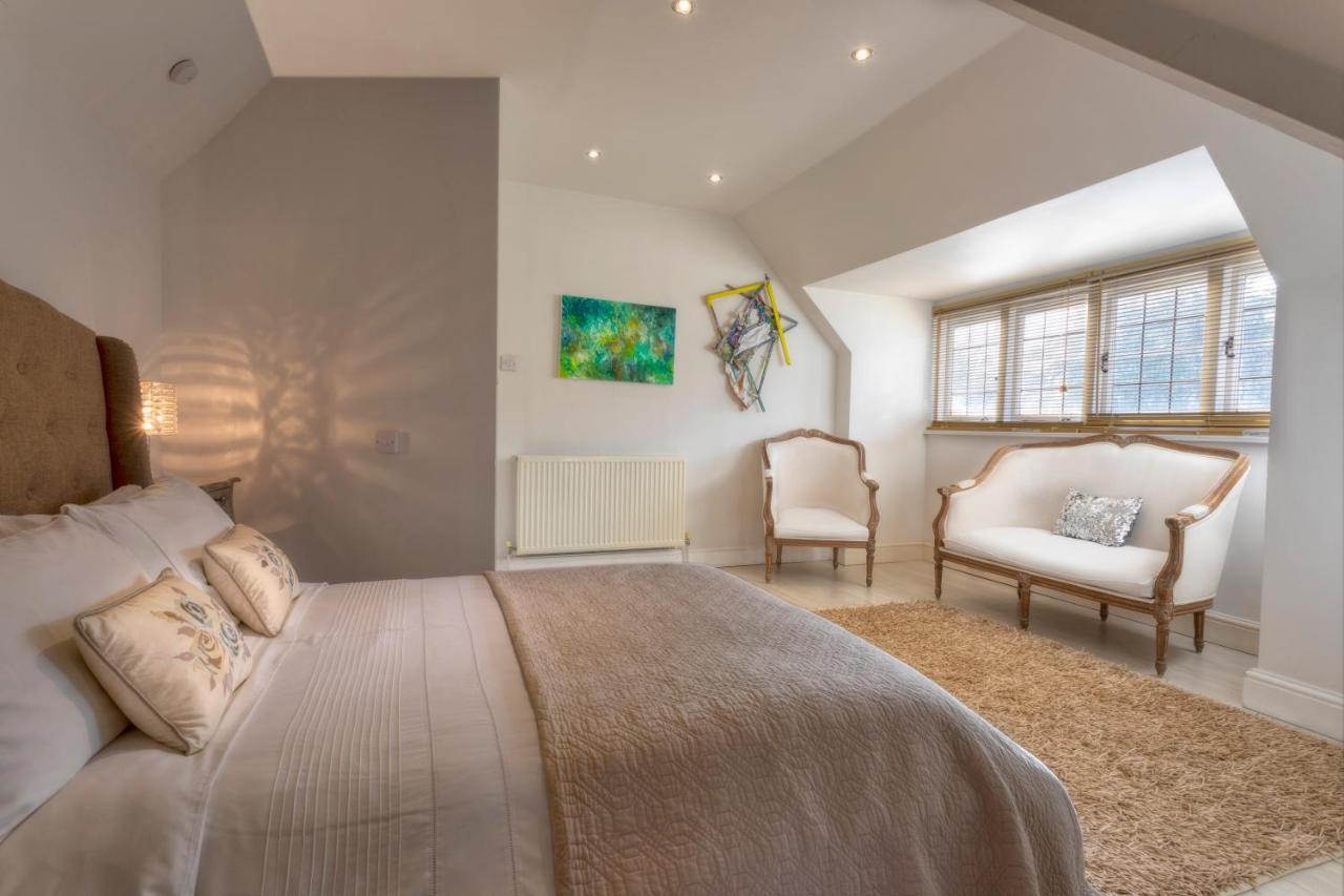 Coach House Βίλα Γουόκινγκ Εξωτερικό φωτογραφία
