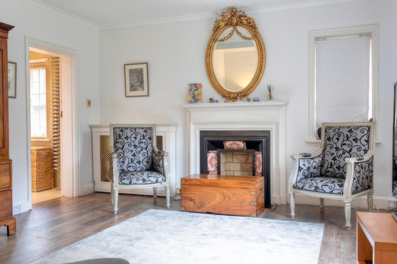 Coach House Βίλα Γουόκινγκ Εξωτερικό φωτογραφία