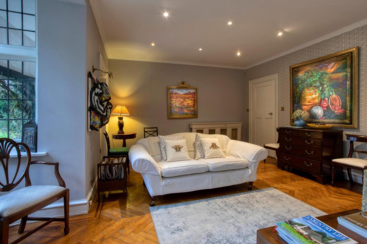 Coach House Βίλα Γουόκινγκ Εξωτερικό φωτογραφία